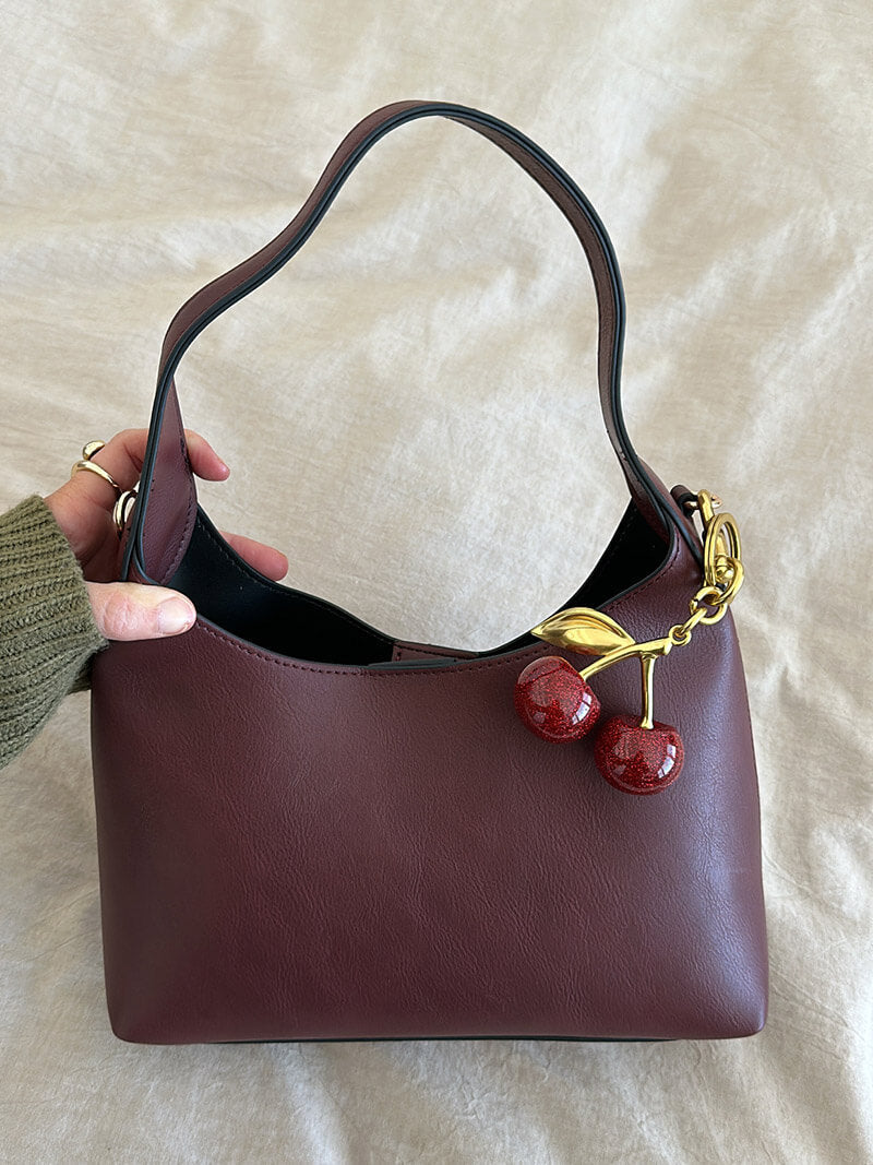 Clotilde | Bolso de Cuero Sintético con Encanto de Cereza
