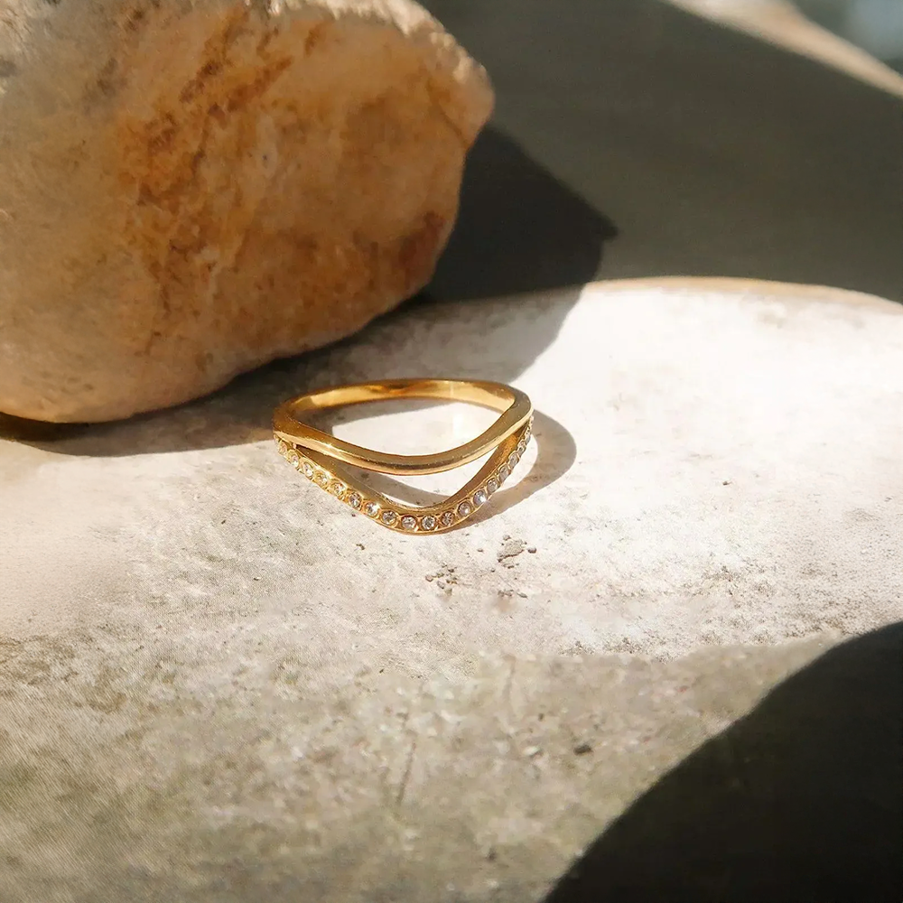 Luména | Anillo de Olas con Diseño Brillante y Sofisticado