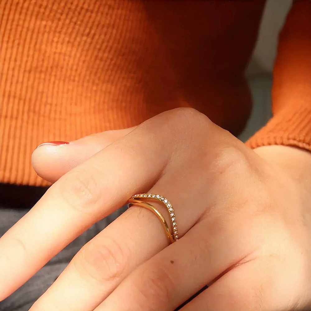 Luména | Anillo de Olas con Diseño Brillante y Sofisticado