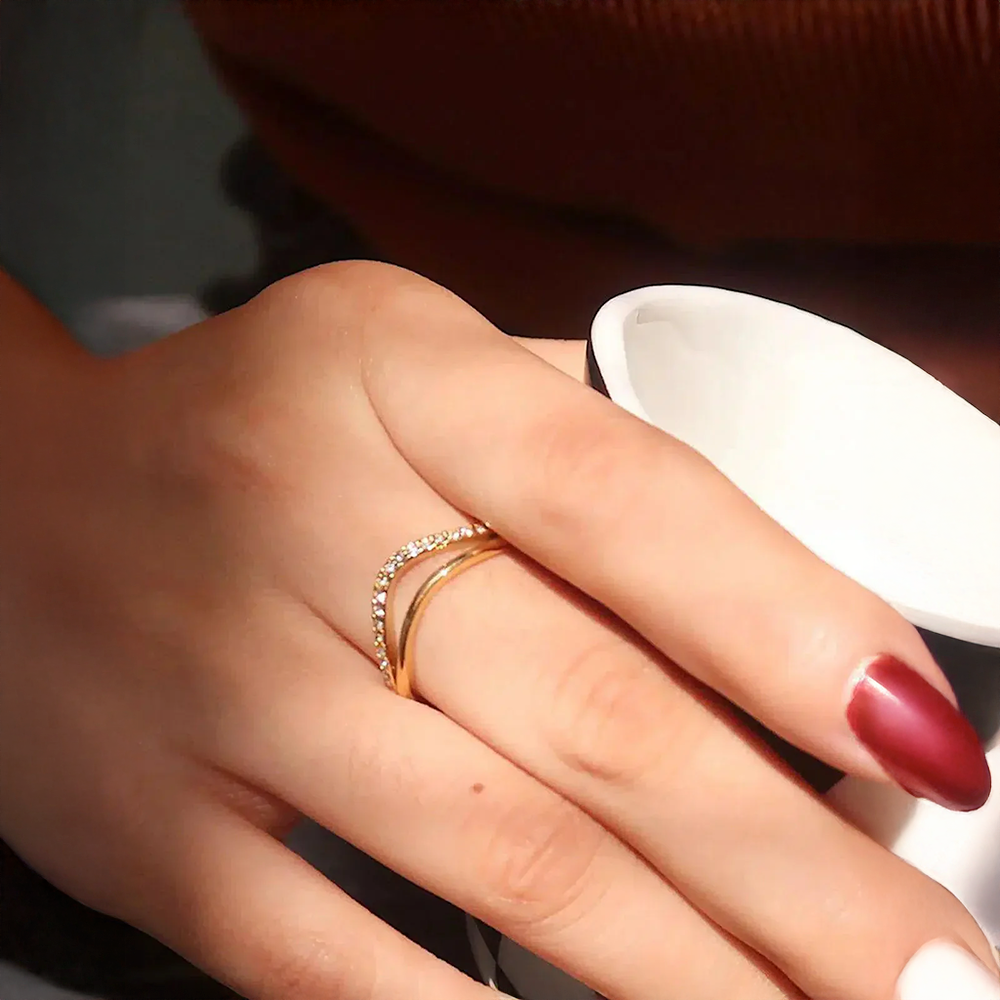 Luména | Anillo de Olas con Diseño Brillante y Sofisticado